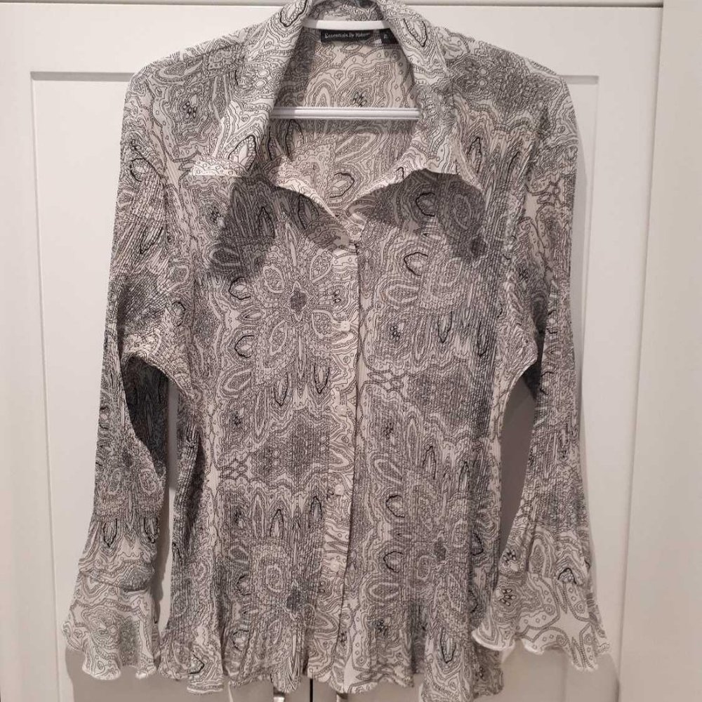BEAUTIFUL BLACK & WHITE BLOUSE, RIBBED, WRINKLE FREE, MINOR DEFFECT, SIZE XL!